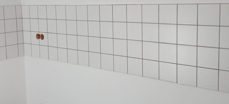 Malerarbeiten und Fliesenspiegel erneuern